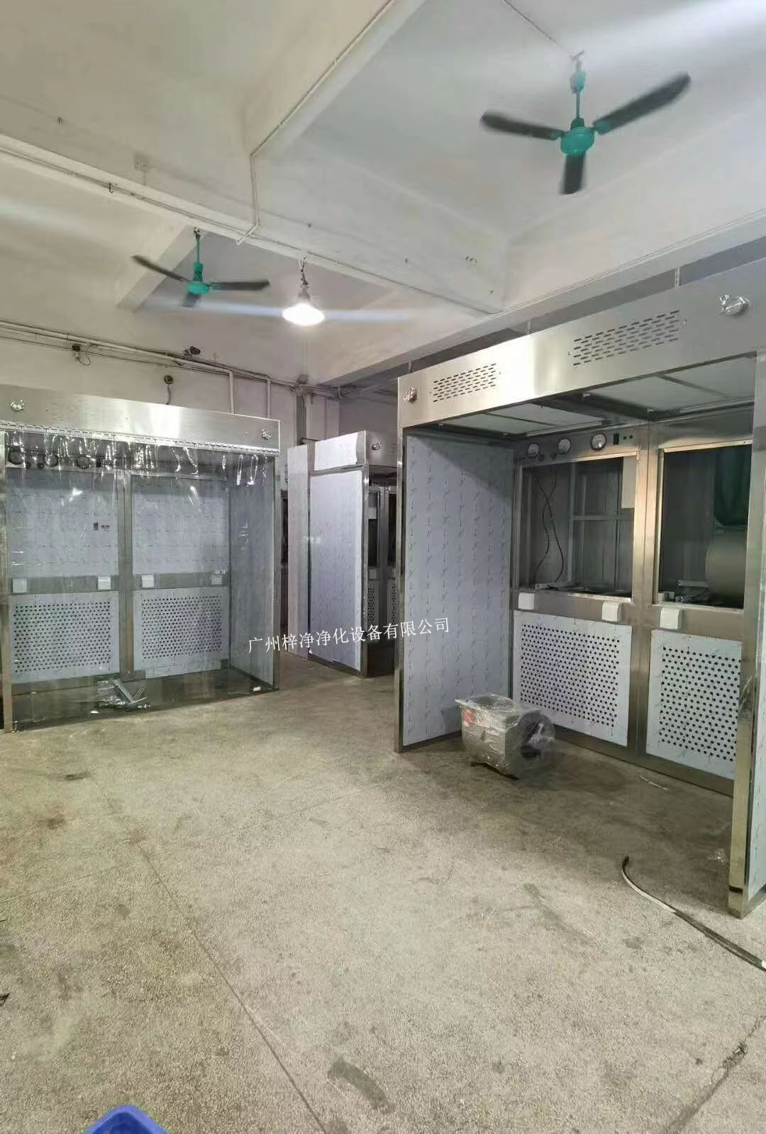 負壓稱量室設(shè)備由工作區(qū)、回風(fēng)箱體、風(fēng)機箱體、出風(fēng)箱體及外箱體幾大部分拼裝而成。
