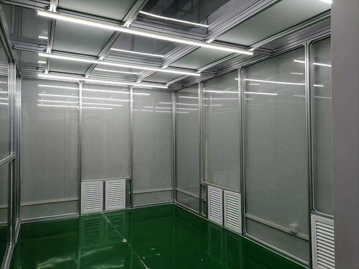 選擇百級無塵潔凈棚還是千級無塵潔凈棚，應(yīng)根據(jù)具體的生產(chǎn)需求、產(chǎn)品要求和預(yù)算來決定。